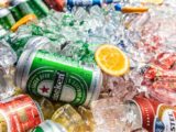 latas no gelo após o dono saber como gelar cerveja rápido