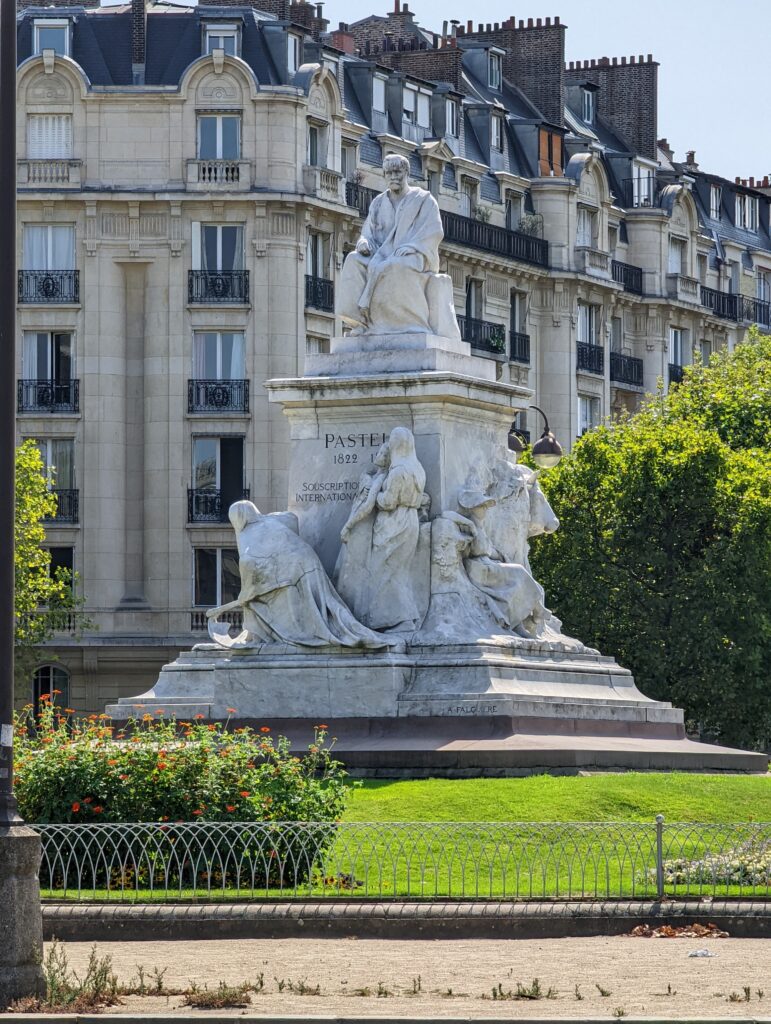 Estátua de louis pasteur 