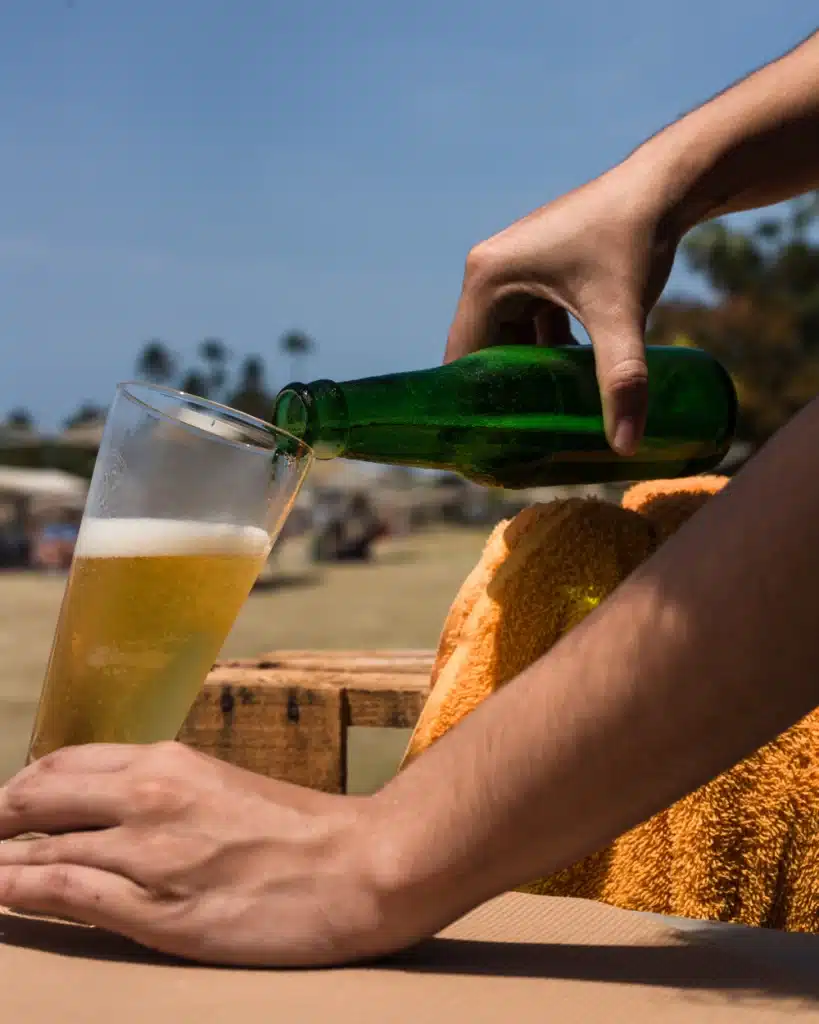 Servindo cerveja na praia