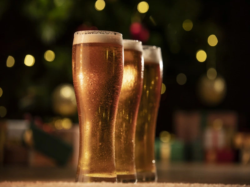 três copos para cerveja no estilo tulipa cheios até o topo enfileirados