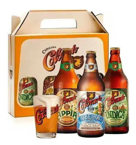 Imagem de 4 garrafas de cerveja Colorado e um copo