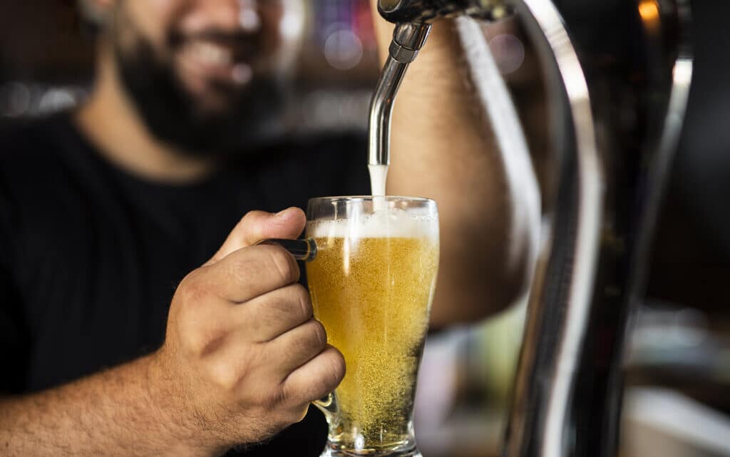 Quantidade de chopp por pessoa: calcule seu evento da forma correta