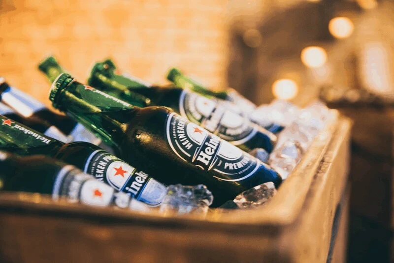 garrafas de heineken, que está entre a cerveja mais vendida no mundo, juntas em isopor