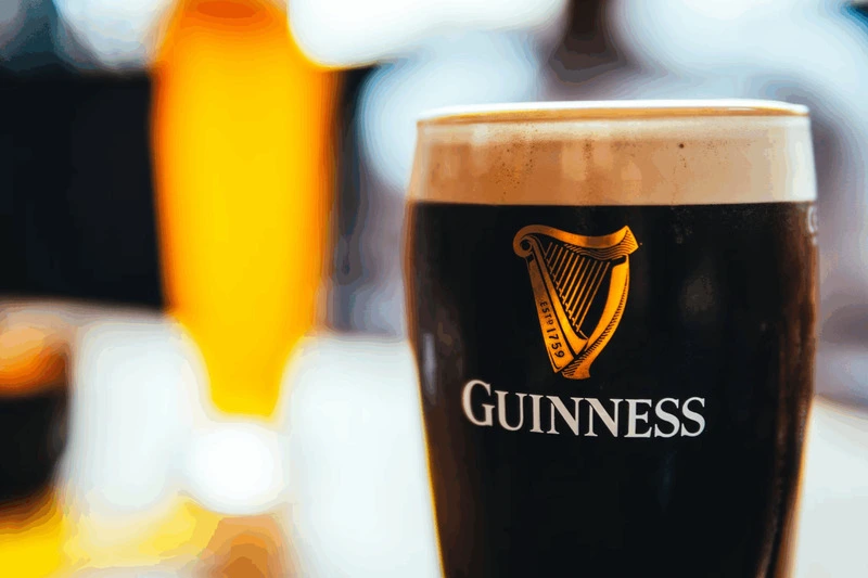 copo com guiness, que está entre a cerveja mais vendida no mundo
