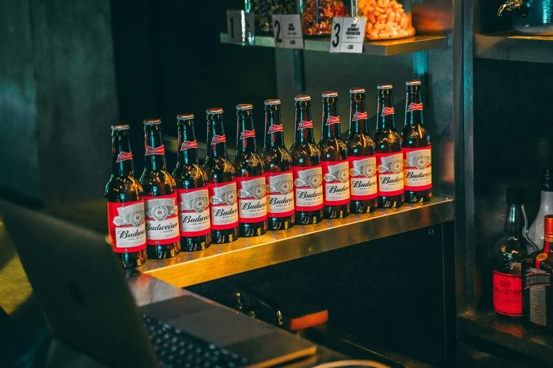 garrafas de budweiser enfileiradas