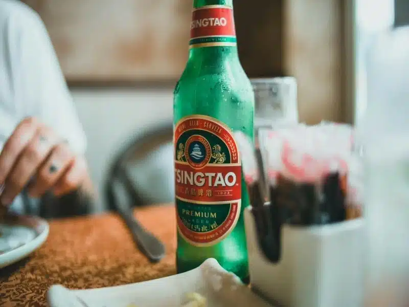 garrafa de tsingtao sobre a mesa