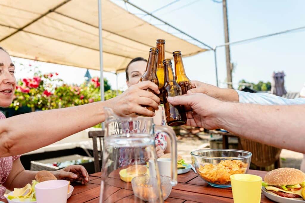 Amigos brindando com garrafas de cerveja