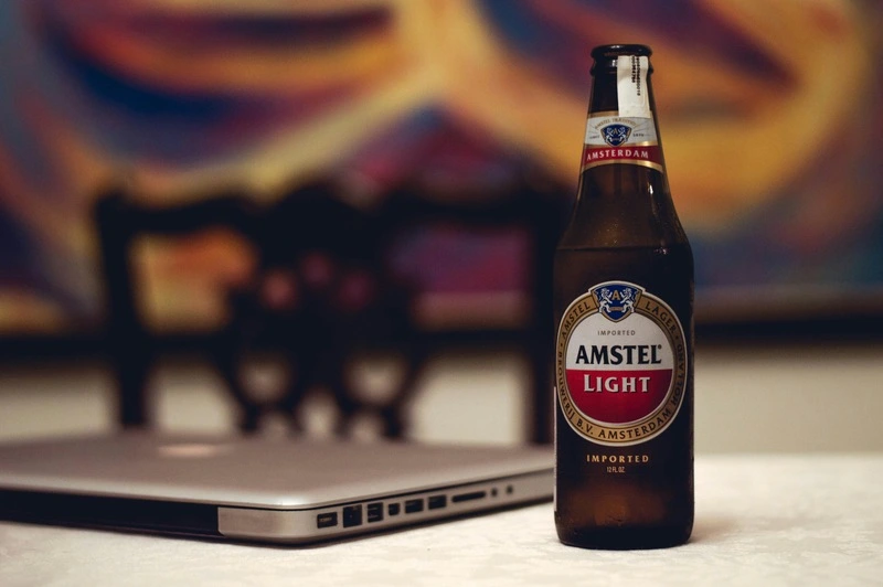 garrafa da amstel light, a melhor cerveja low carb para alguns