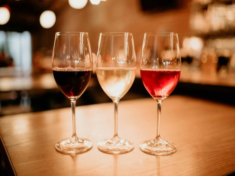 taças de vinho com variadas cores, representando a diferença entre vinho e chopp de vinho