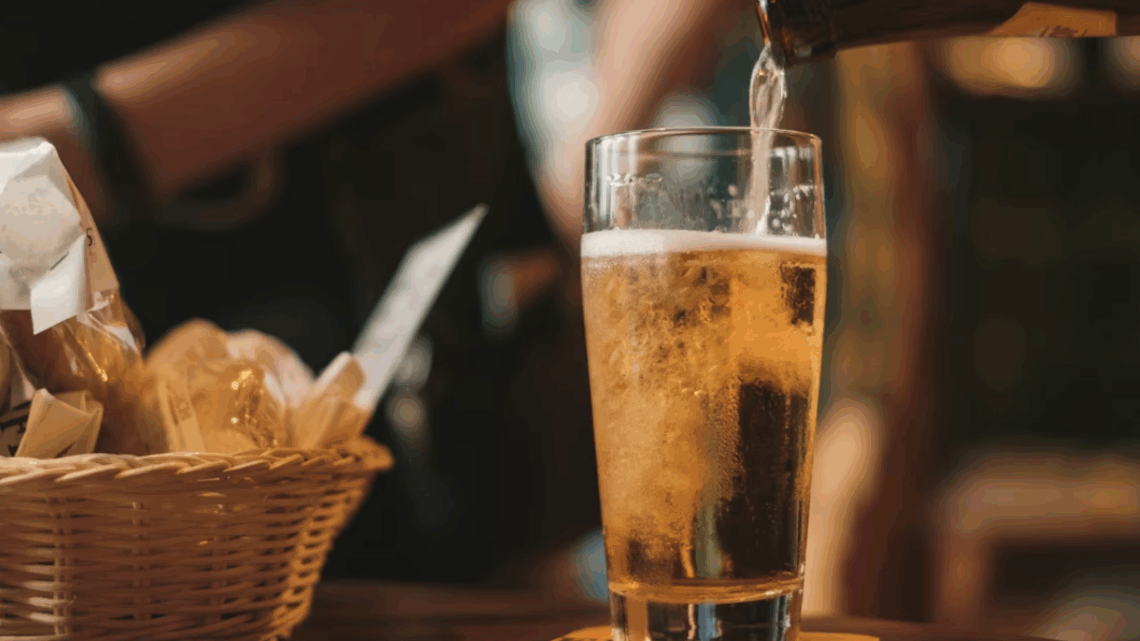 Como é feita a cerveja sem álcool? Métodos de produção e diferenças de sabor