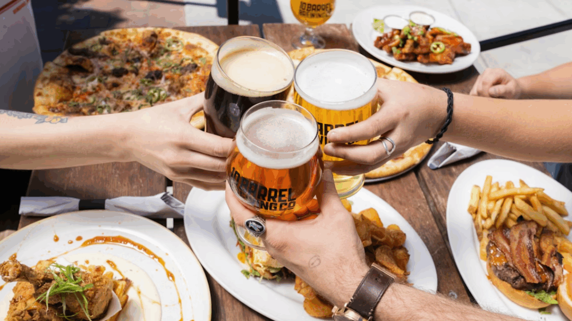 Como harmonizar cerveja: combinações com diferentes estilos e comidas