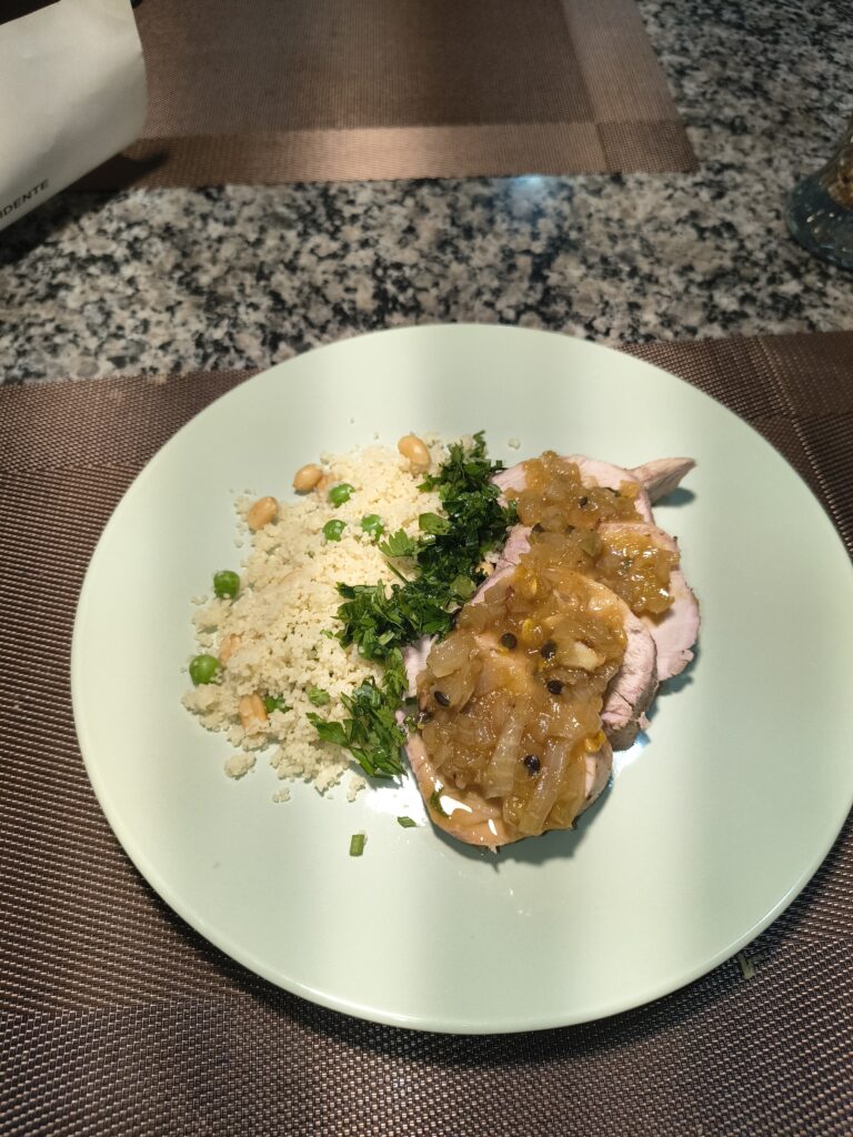 Prato de mignon de porco assado com couscous marroquino e guarnecido de geleia de manga e maracuja