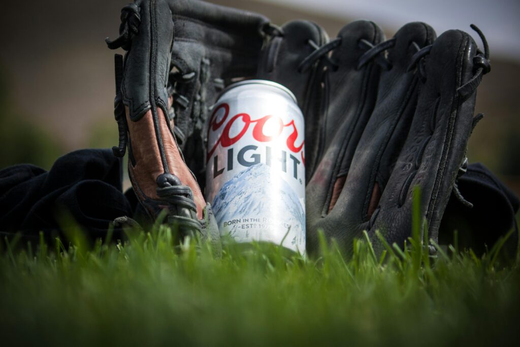 Coors light e luva de beisebol