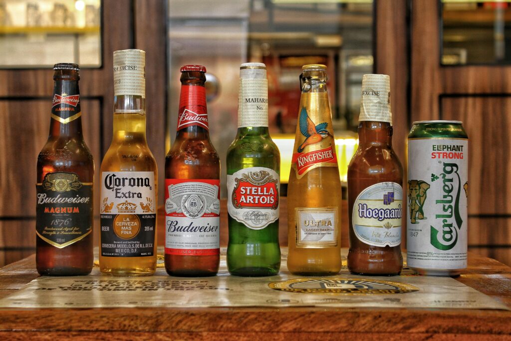 Cervejas de mercado alinhadas: Corona, Budweiser, Stella Artois, Hoegaarden, Cusqueña